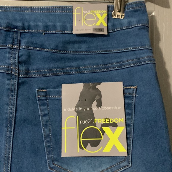 NWT - Rue21 Freedom Flex High Waist Leggings w/Button Front - Picture 2 of 4